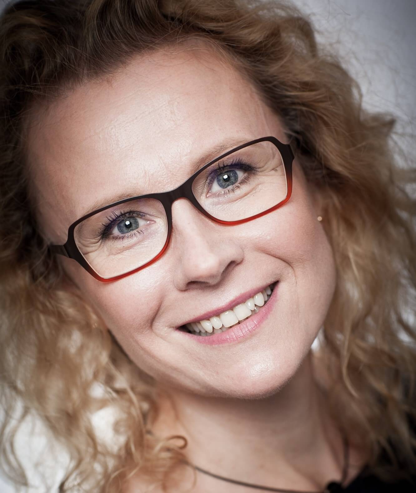 Zdjęcie kobiety w okularach