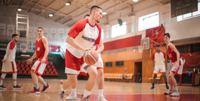 Zawodnicy grający w koszykówkę