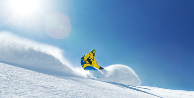 Zdjęcie osoby jadącej na snowboardzie